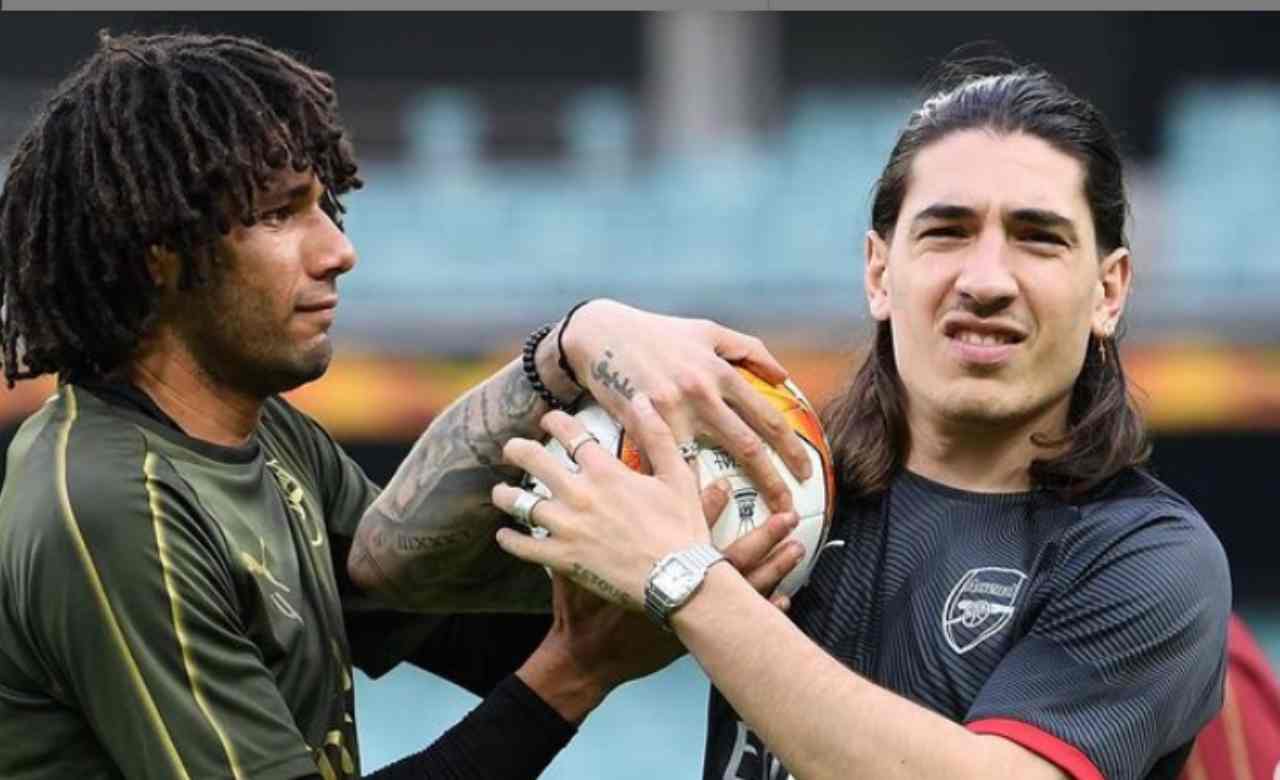 La Juventus in estate potrebbe completare un colpo dall'Arsenal. Il club bianconero sarebbe pronto a chiudere la trattativa con il club londinese.  Calciomercato Juventus: colpo Bellerin, le ultime dalla Premier  La Juventus viole Bellerin. I bianconeri cominciano a muoversi per trovare un nuovo terzino destro. Secondo quanto riportato dal The Sun Paratici si starebbe muovendo per avere il difensore spagnolo, da tempo sulla lista degli obiettivi dei bianconeri.  La Juventus, con il nuovo modulo, cerca un difensore in gradi di spingere sulla destra e raccogliere il testimone di Juan Cuadrado. Il colombiano, seppur tra i migliori in questa stagione, comincia a non essere giovanissimo ed avrebbe bisogno di un rincalzo capace nel tempo di sostituirlo nello scacchiere tattico di Andrea Pirlo. Per questo motivo gli occhi della Juventus si sarebbero posati nuovamente su Hector Bellersin dell'Arsenal. Lo spagnolo non considerato indispensabile a Londra e potrebbe andare via.  Ultime Juventus: anche il PSG vuole Bellerin  Tuttavia la Juventus non sarebbe l'unica squadra pronta a chiudere il colpo Bellerin in estate. I bianconeri non sono gli unici a seguire il talento Hector Bellerin. La Juve, come detto, da tempo apprezza e segue con interesse il terzino, ma nel corso del mercato dovrà vedersela con il PSG. Il club francese non sarebbe del tutto convinto di trattenere Florenzi dalla Roma e potrebbe presentare presto un'offerta agli inglesi per avere Bellerin.   Ultime Juve: Cuadrado via in estate?  L'arrivo di Bellerin potrebbe anche sancire un addio eccellente. Juan Cuadrado potrebbe anche andar via a fine anno. L'esterno colombiano di recente ha parlato sel suo futuro in Italia e a Torino.    “Per adesso non penso al futuro, lo farò dopo che saranno scaduti i miei due anni di contratto con la Juventus. A me piace giocare anche da terzino, è il ruolo nel quale avevo cominciato ed oggi mi sento a mio agio in quella positziono, Pirlo mi dà libertà anche per andare ad attaccare. Mi sto divertendo molto in bianconero, anche se devo ricordare i bei momenti passati anche a Firenze. Ora sono sicuramente un giocatore diverso da allora, sono cambiato e sono anche maturato molto”.