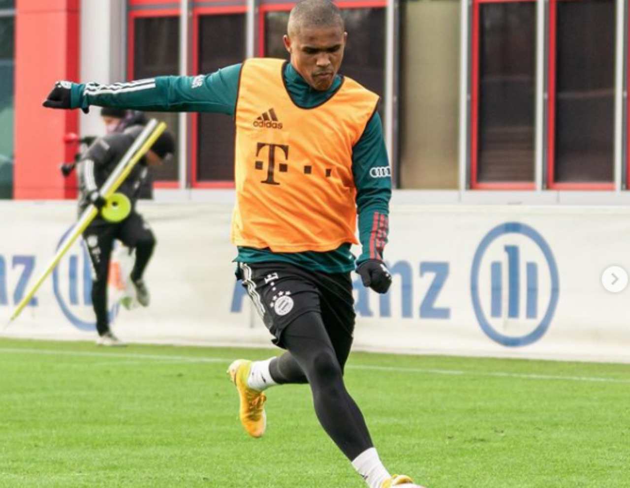 douglas costa