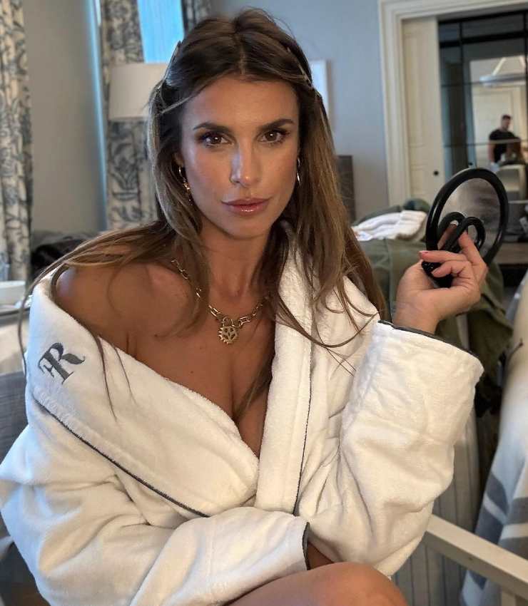 Foto in accappatoio: fan di Elisabetta Canalis in delirio