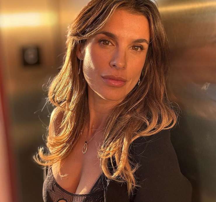 Elisabetta Canalis scollatura primo piano trasparenza