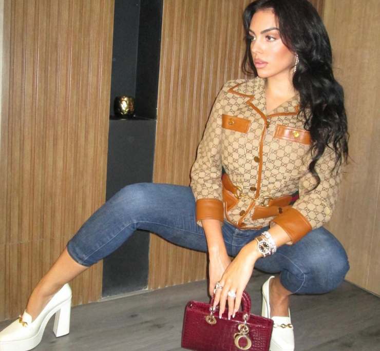 Georgina Rodriguez posa jeans spaccata tacchi
