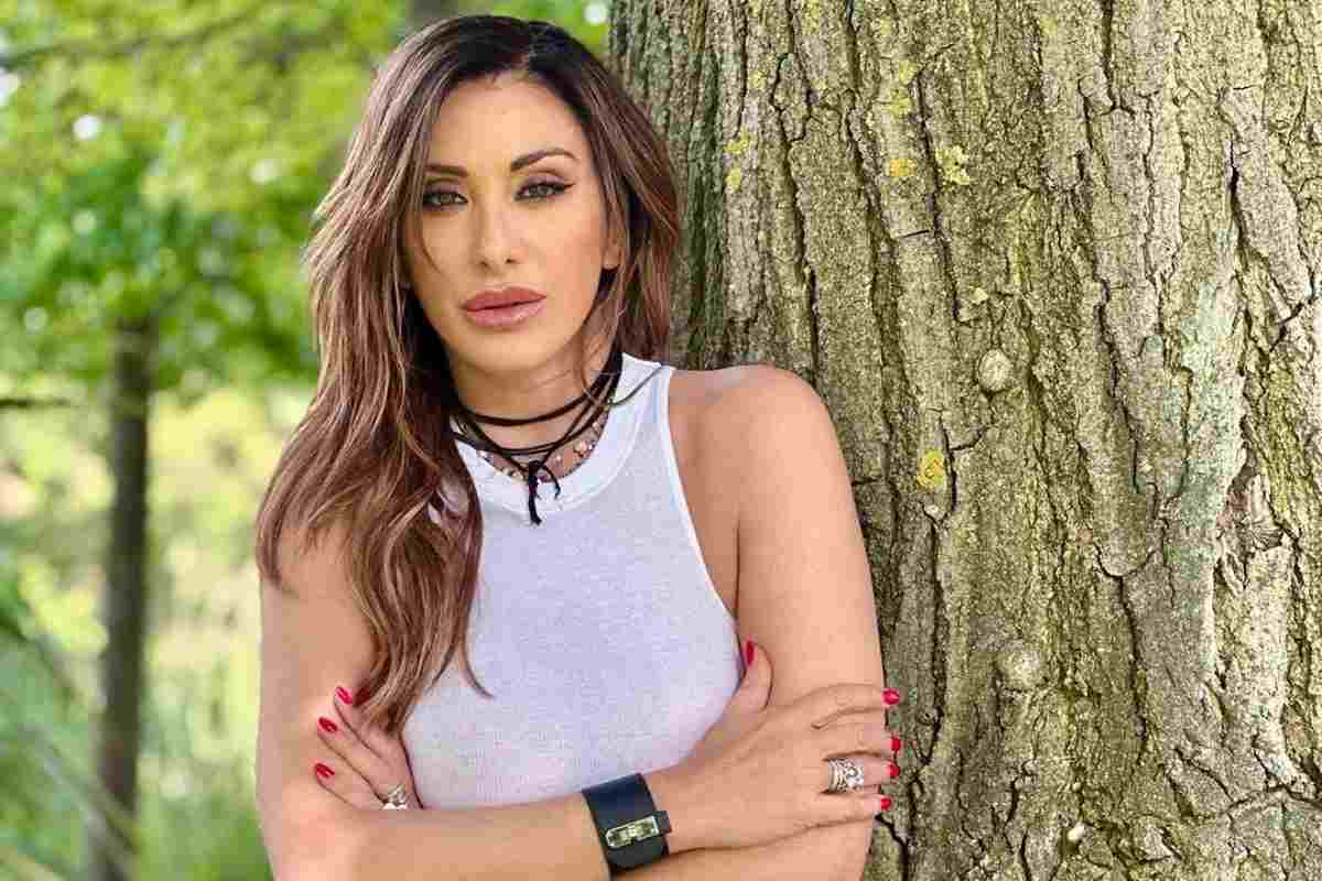 Sabrina Salerno bollente: l'outfit mostra tutto