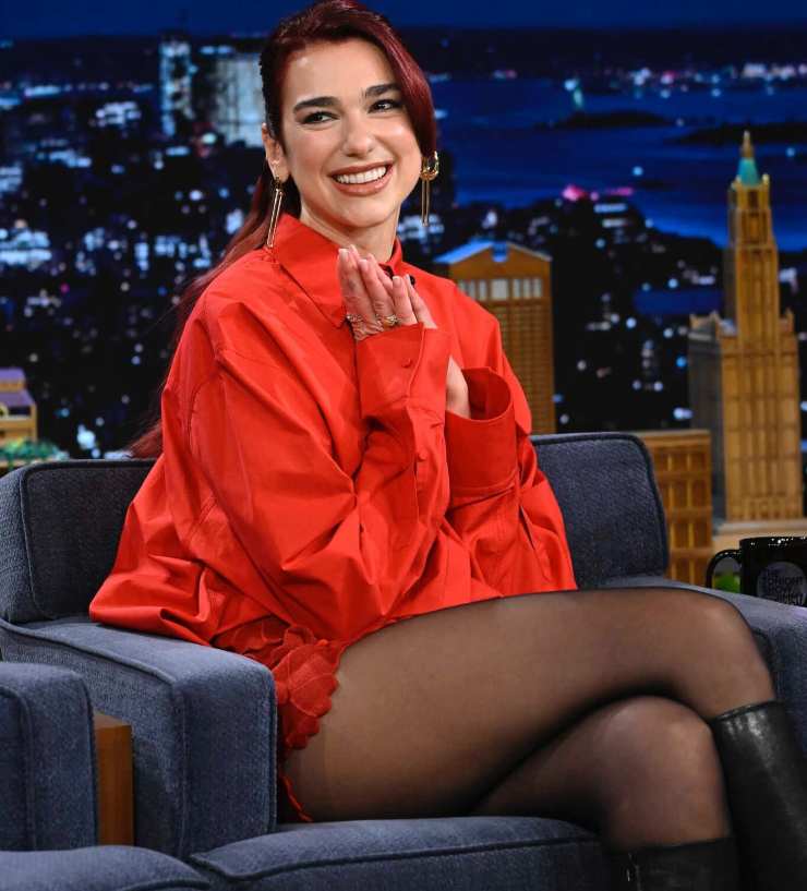 Dua Lipa gambe scoperte accavallate calze