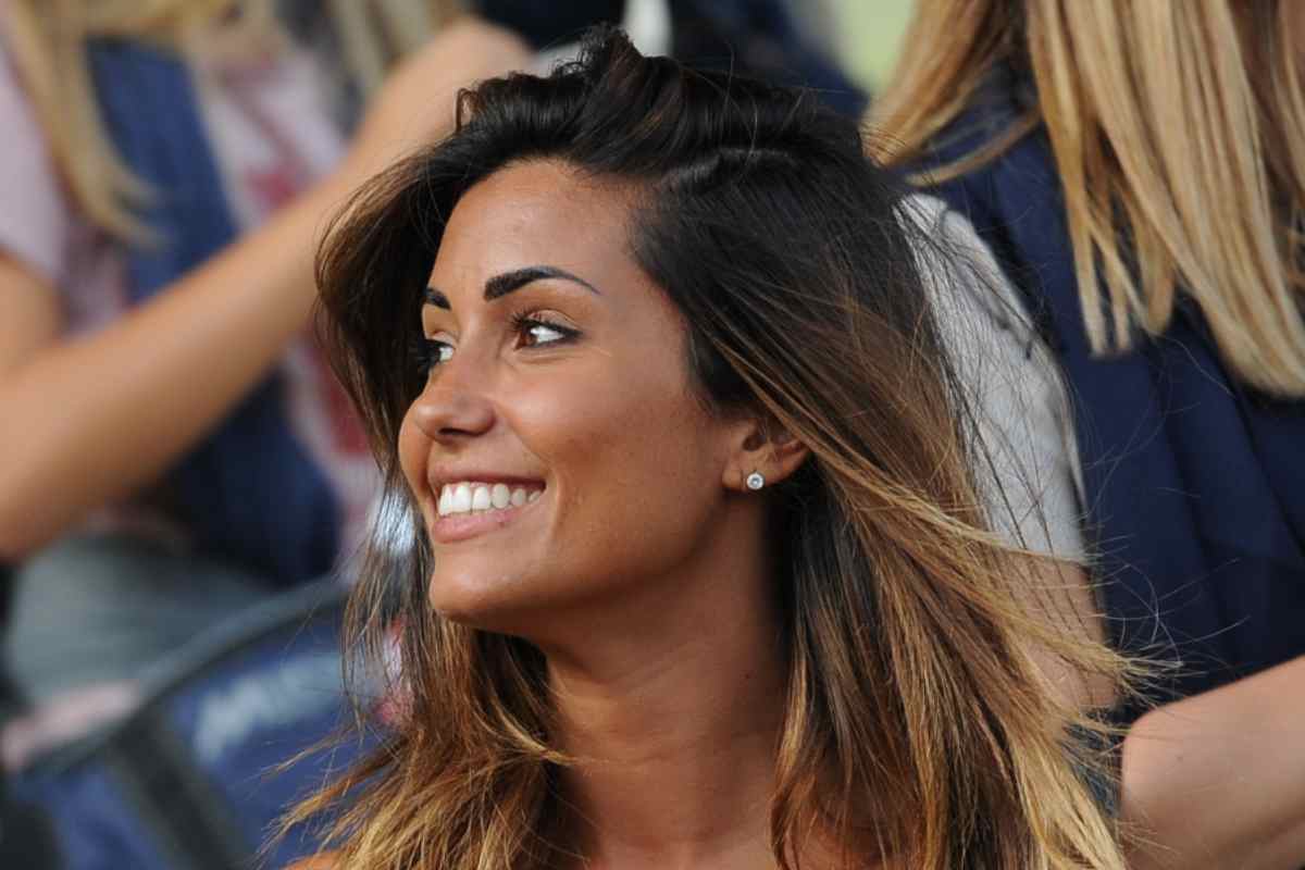 Federica Nargi e calze sexy: fan a bocca aperta