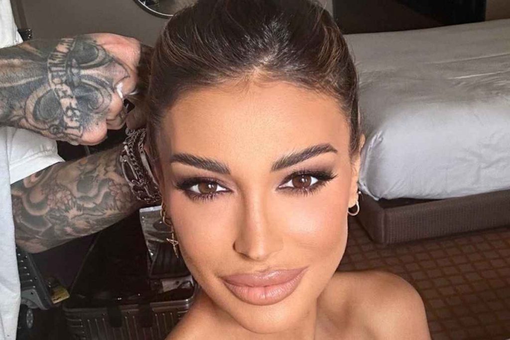 Cristina Buccino esplosiva: il selfie è bollente - Stop and Goal