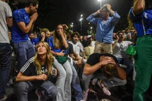 Tifosi italiani in lacrime dopo la notizia