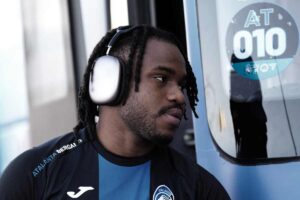 Lookman con le cuffie scende dal pullman