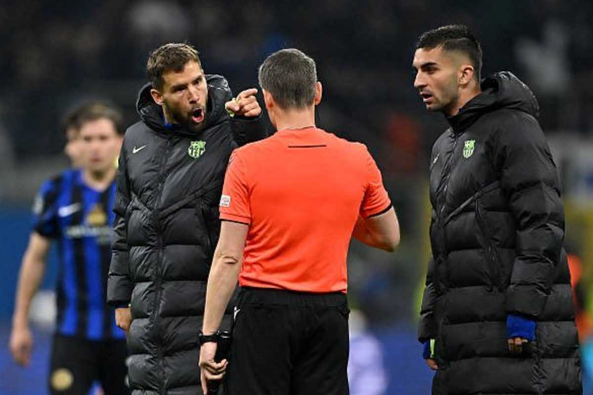 Inigo Martinez protesta