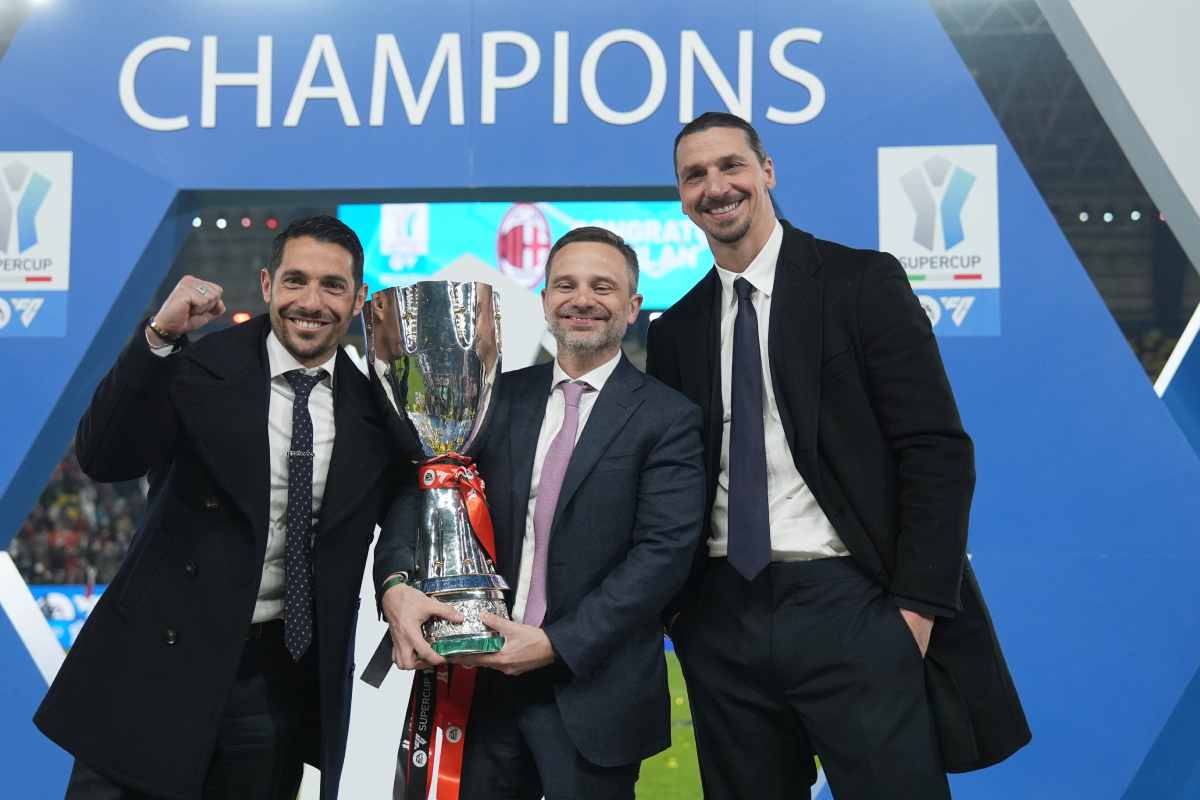 Moncada, Furlani e Ibrahimovic che posano con la Supercoppa