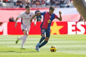 Miguel Gutierrez in azione contro Lamine Yamal